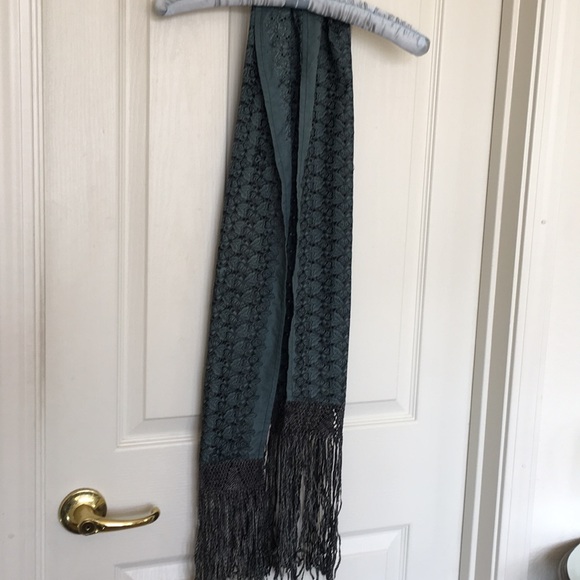 New embroidery scarf with fringes - Picture 5 of 7